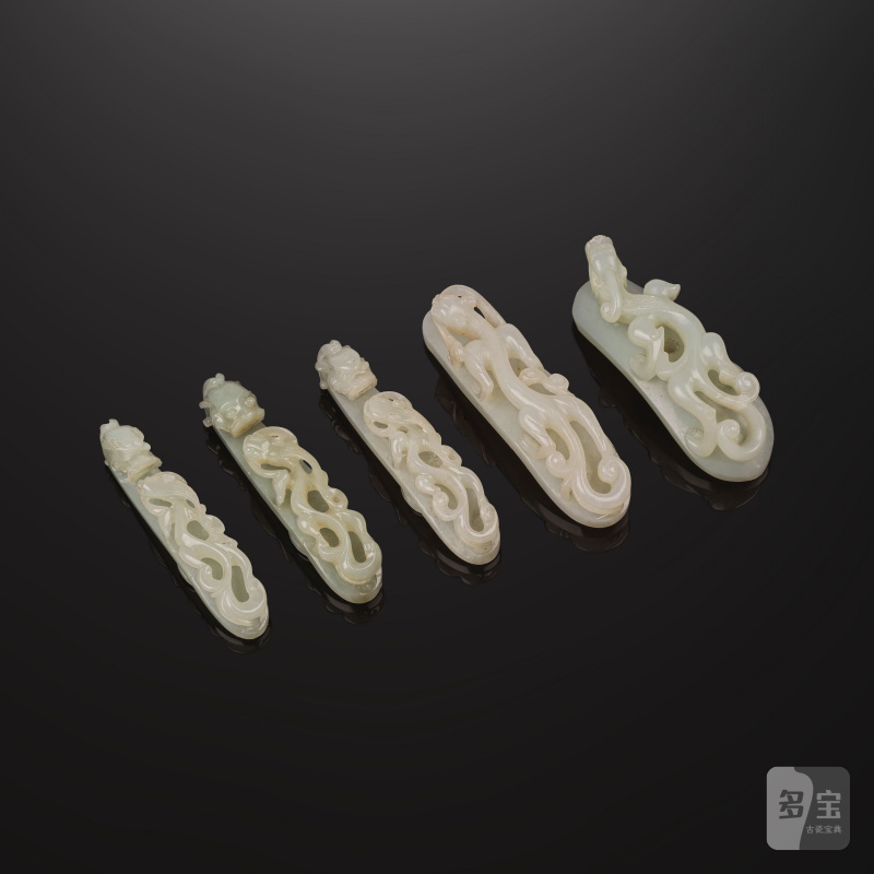 清 十九世紀 青玉龍紋帶鉤一組五件 | TROIS BOUCLES DE CEINTURE EN JADE CÉLADON ET DEUX BOUCLES DE CEINTURE RÉDUITES EN JADE CÉLADON
